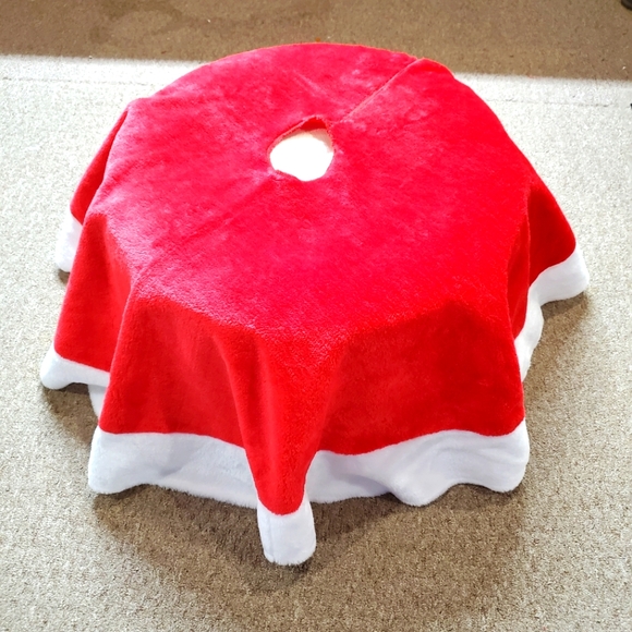 Red & White Furry Tree Skirt - Picture 1 of 8